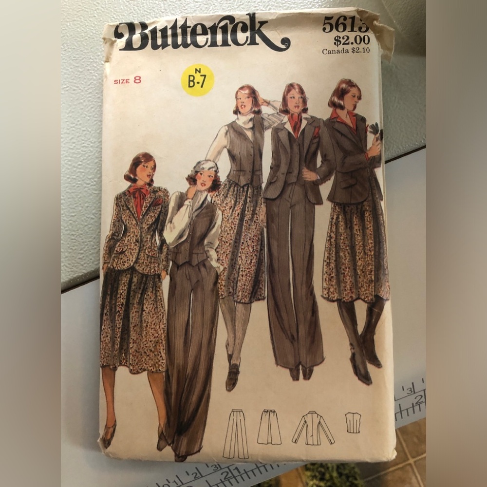 Vintage Butterick Pattern No#5613
Size 8
25 pieces